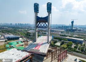 世界首座齿轮齿轨式转体斜拉桥顺利转体