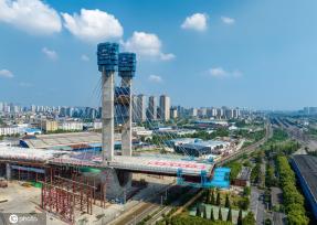 世界首座齿轮齿轨式转体斜拉桥顺利转体