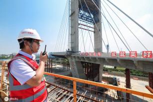 世界首座齿轮齿轨式转体斜拉桥顺利转体
