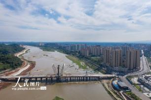 四川眉山：岷江大桥建设正酣