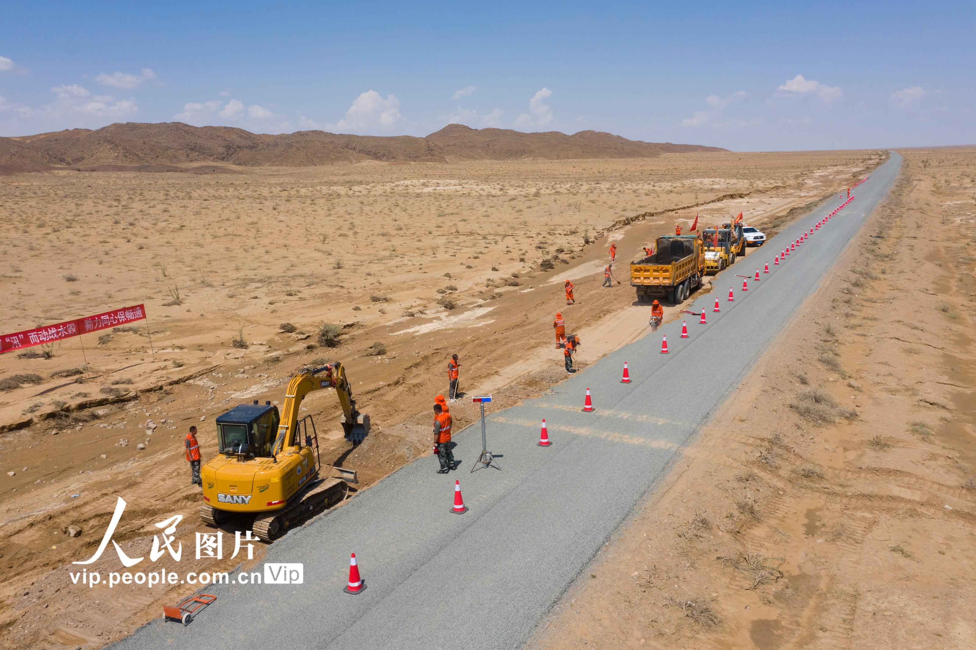 甘肃民勤公路段：鏖战水毁路 全力保畅通