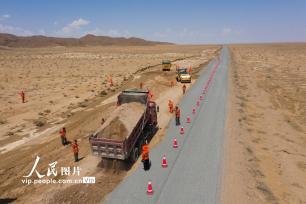 甘肃民勤公路段：鏖战水毁路 全力保畅通