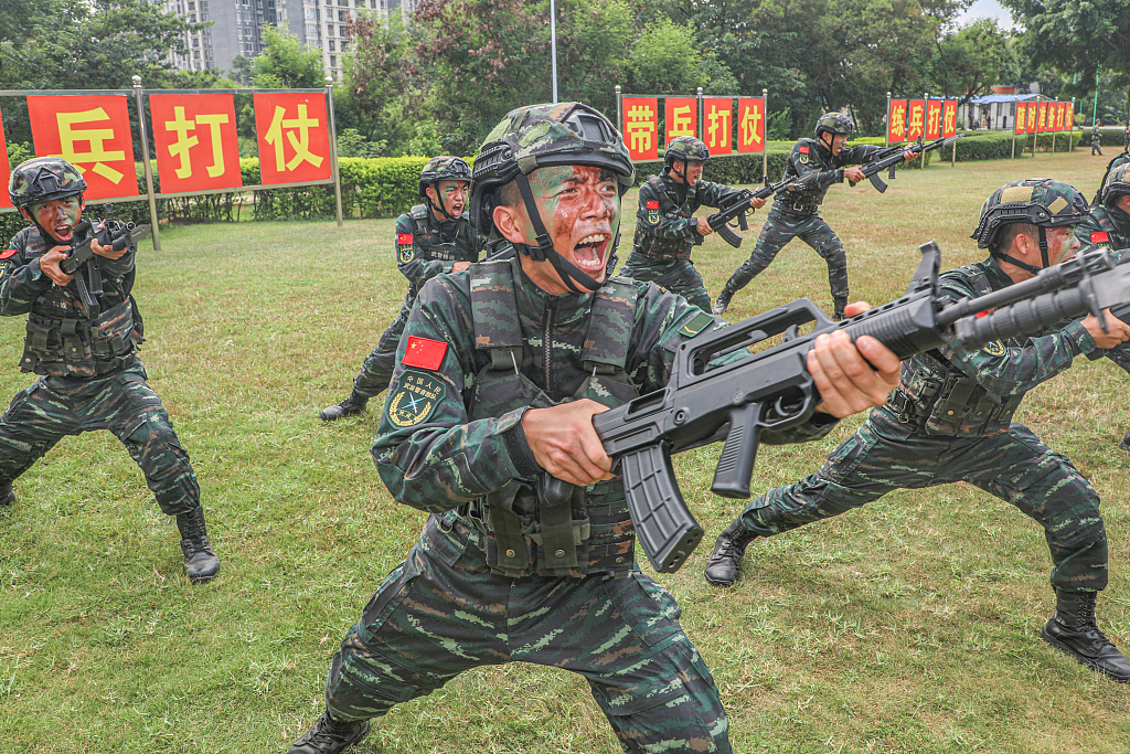 南宁：武警特战队开展多课目实战训练