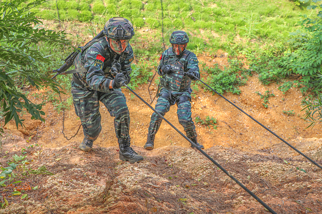 南宁：武警特战队开展多课目实战训练