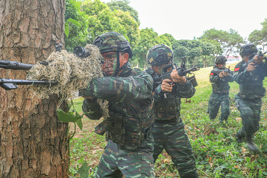 南宁：武警特战队开展多课目实战训练
