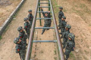 南宁：武警特战队开展多课目实战训练