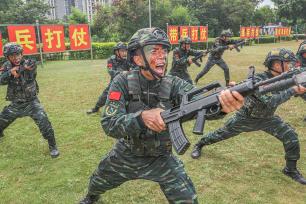 南宁：武警特战队开展多课目实战训练