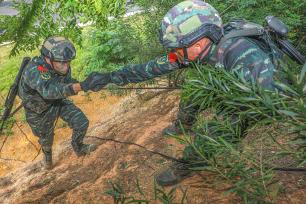 南宁：武警特战队开展多课目实战训练