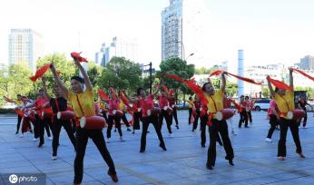 浙江杭州：市民早锻炼迎全民健身日