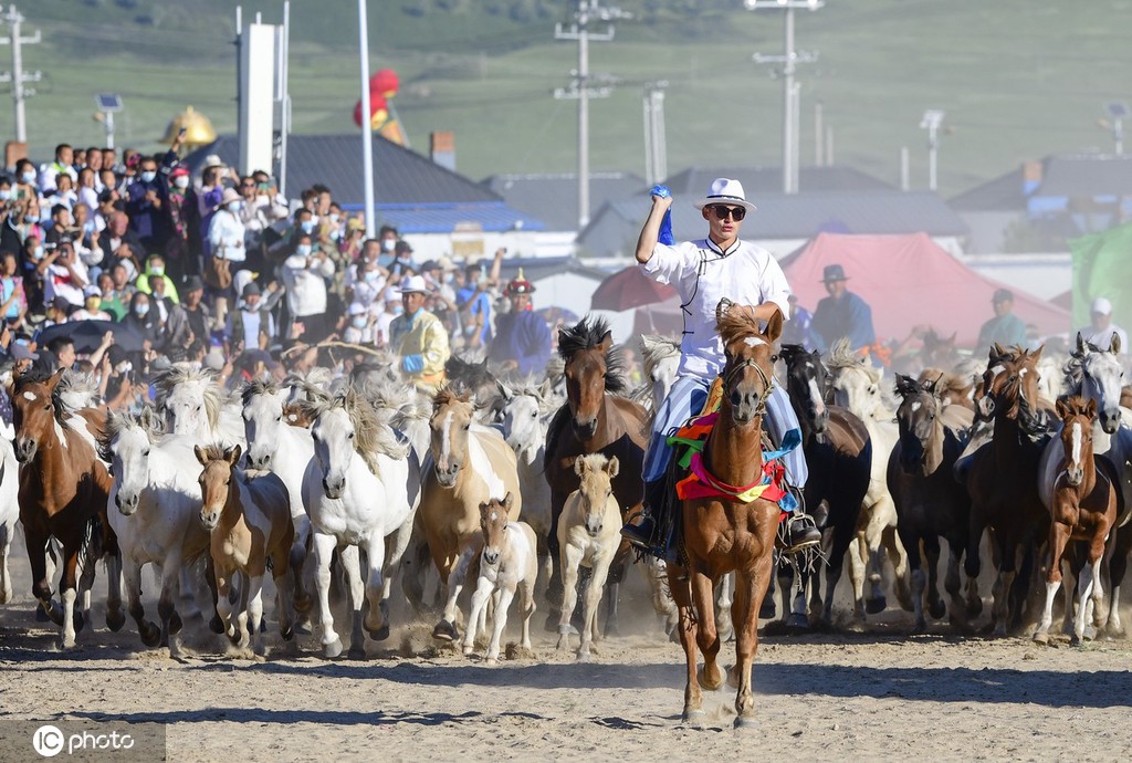 内蒙古兴安盟：草原盛会 欢乐初秋