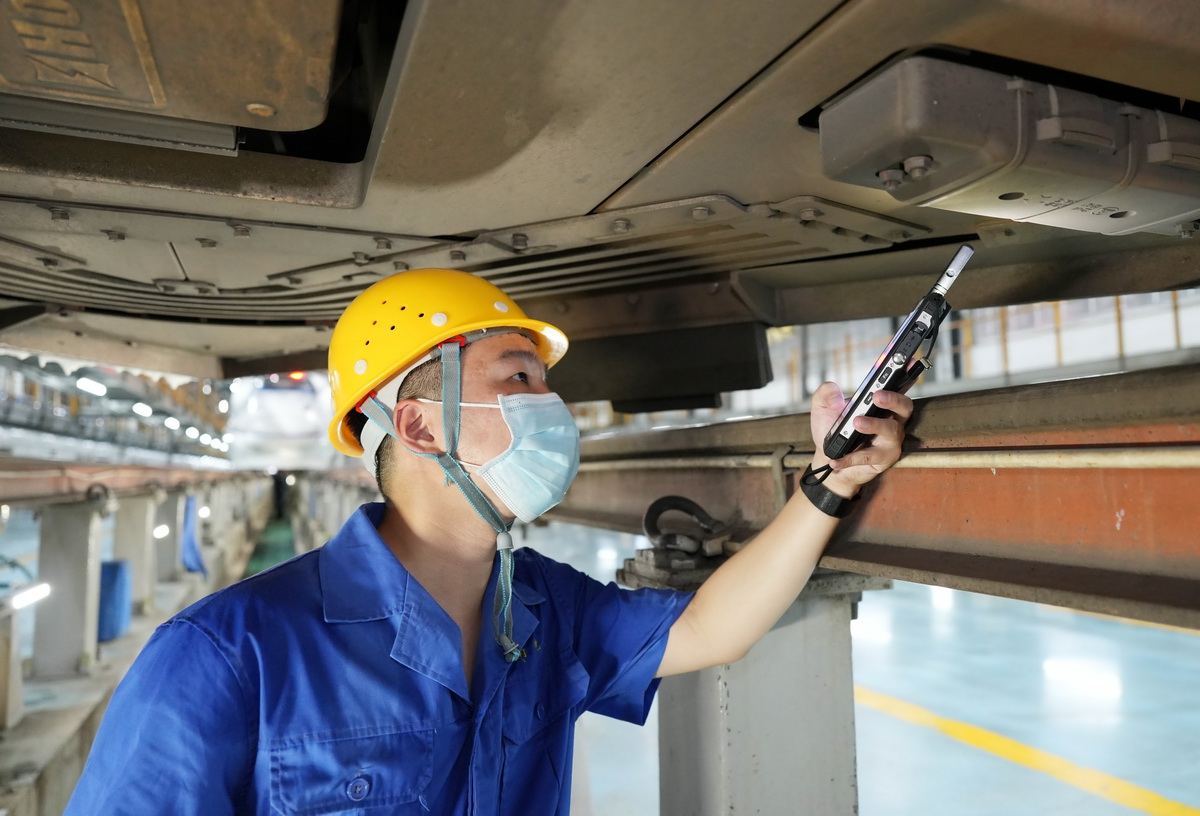 加强动车“体检” 保障暑运安全