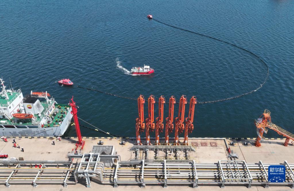 河北曹妃甸港区举行危险品码头船舶溢油应急处置联合演习