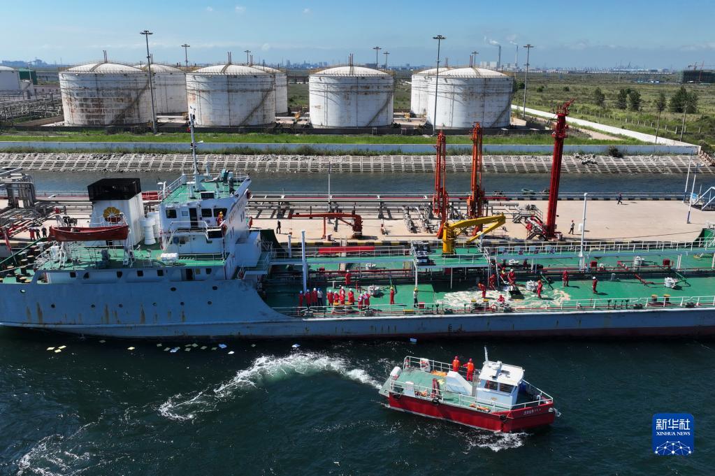 河北曹妃甸港区举行危险品码头船舶溢油应急处置联合演习