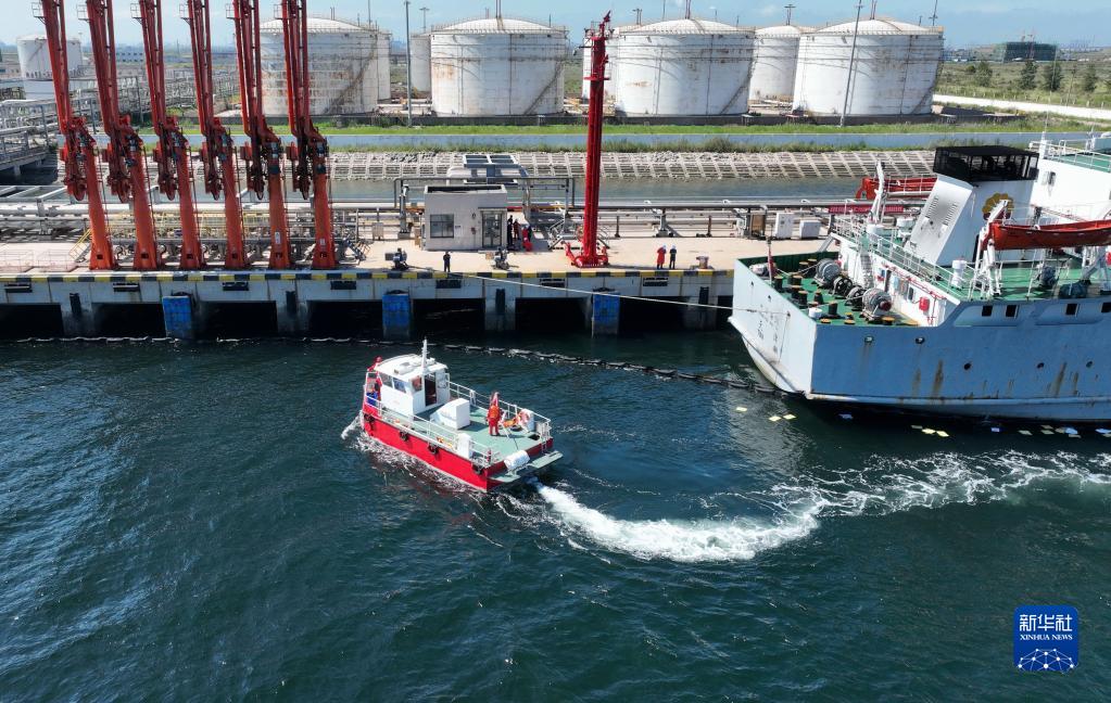 河北曹妃甸港区举行危险品码头船舶溢油应急处置联合演习