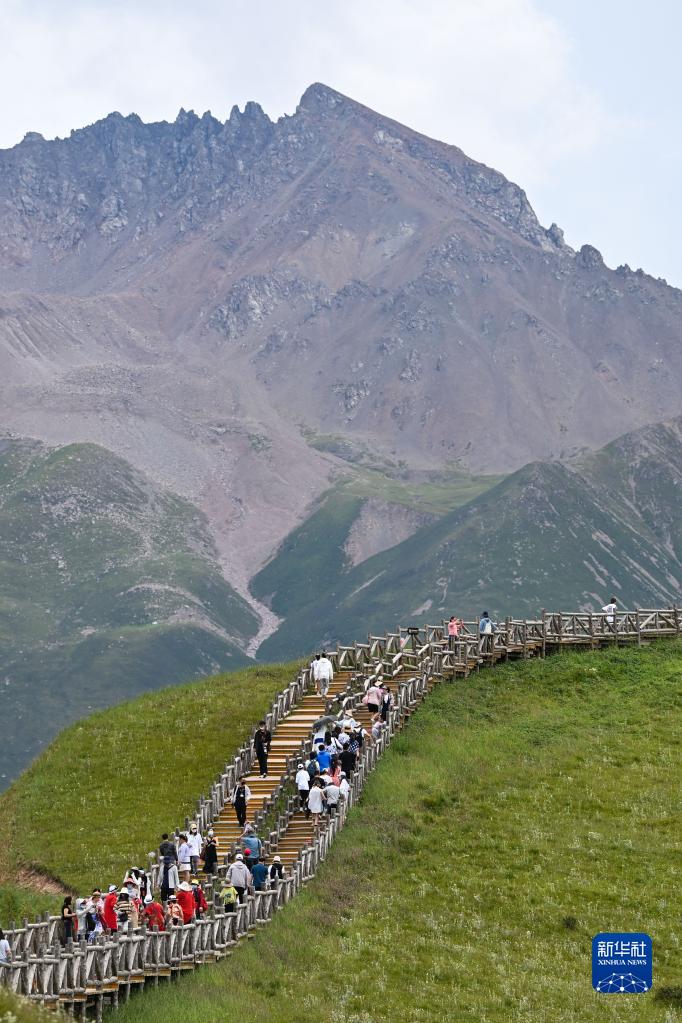 祁连美景迎客来