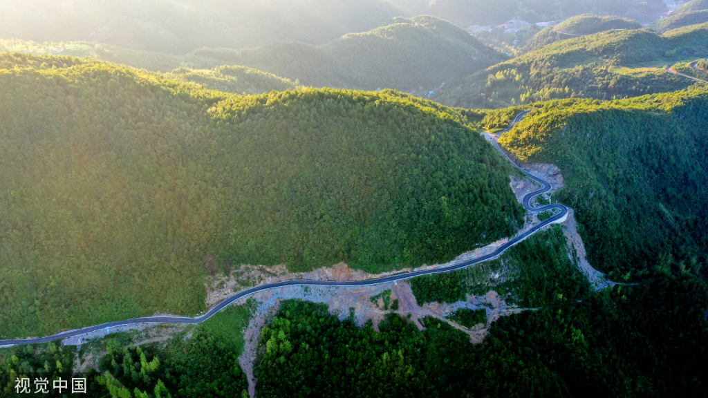 重庆酉阳：乡村公路蜿蜒山间 助力乡村振兴