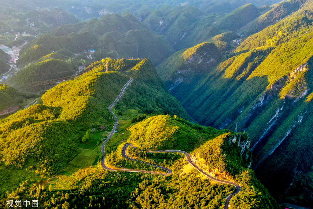 重庆酉阳：乡村公路蜿蜒山间 助力乡村振兴