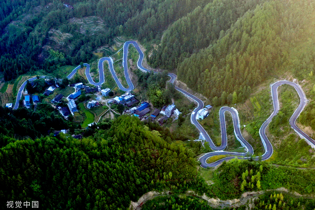 重庆酉阳：乡村公路蜿蜒山间 助力乡村振兴