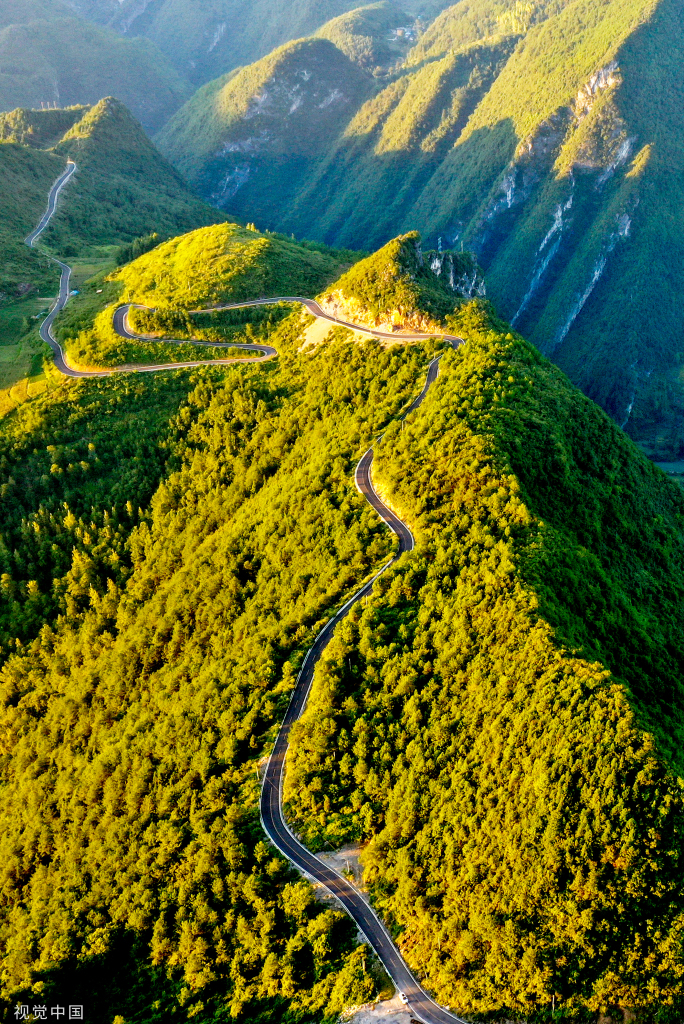 重庆酉阳：乡村公路蜿蜒山间 助力乡村振兴