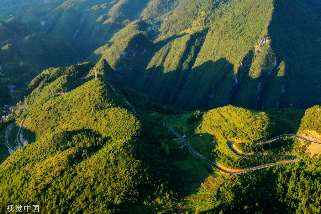 重庆酉阳：乡村公路蜿蜒山间 助力乡村振兴