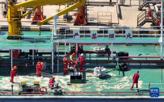 河北曹妃甸港区举行危险品码头船舶溢油应急处置联合演习