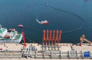 河北曹妃甸港区举行危险品码头船舶溢油应急处置联合演习