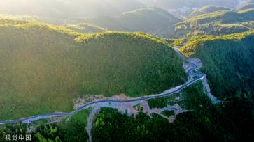 重庆酉阳：乡村公路蜿蜒山间 助力乡村振兴