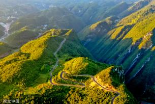 重庆酉阳：乡村公路蜿蜒山间 助力乡村振兴