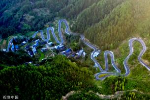 重庆酉阳：乡村公路蜿蜒山间 助力乡村振兴