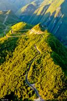 重庆酉阳：乡村公路蜿蜒山间 助力乡村振兴