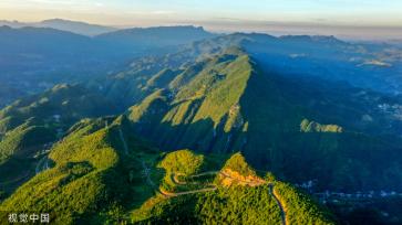 重庆酉阳：乡村公路蜿蜒山间 助力乡村振兴
