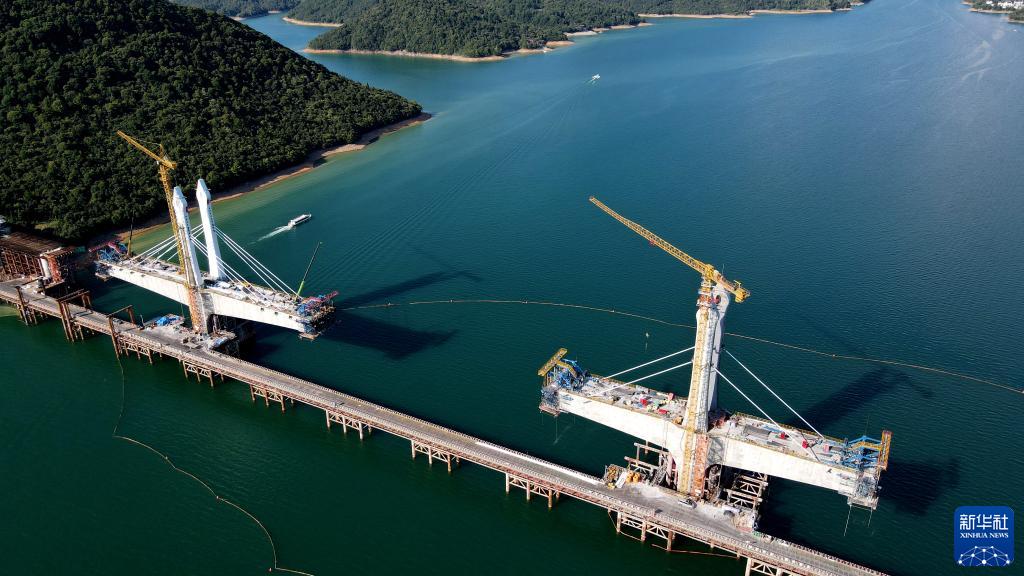 安徽黄山：高温下的铁路建设者