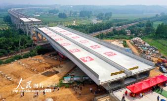 新伊高速上跨陇海铁路桥成功转体