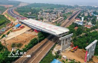 新伊高速上跨陇海铁路桥成功转体