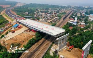 新伊高速上跨陇海铁路桥成功转体