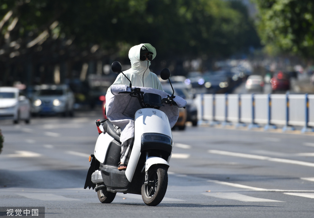 安徽阜阳：高温天气 市民“全副武装”出行