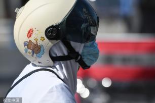 安徽阜阳：高温天气 市民“全副武装”出行