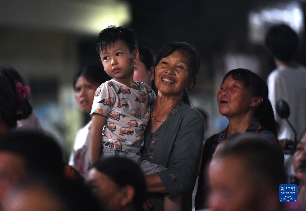 “方寸戏台”扎根山乡 农民木偶剧团送戏25载