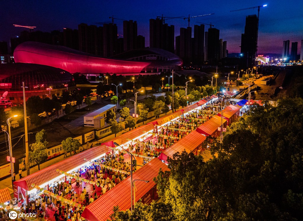 江西赣州游人如织 绚烂夜色多彩景迷人