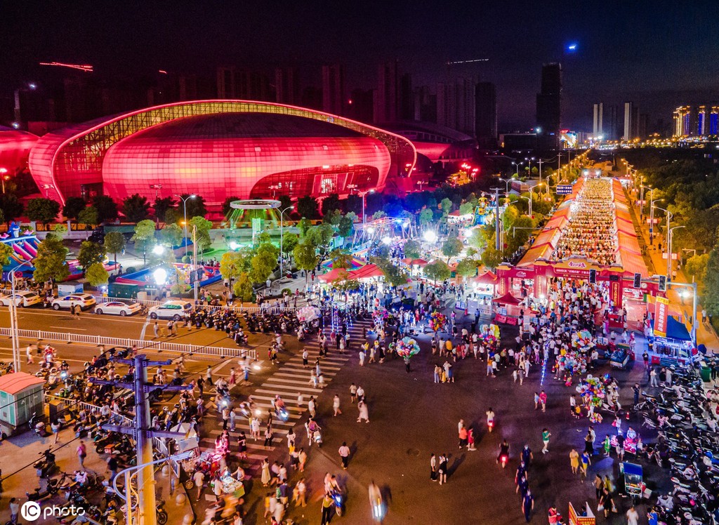 江西赣州游人如织 绚烂夜色多彩景迷人