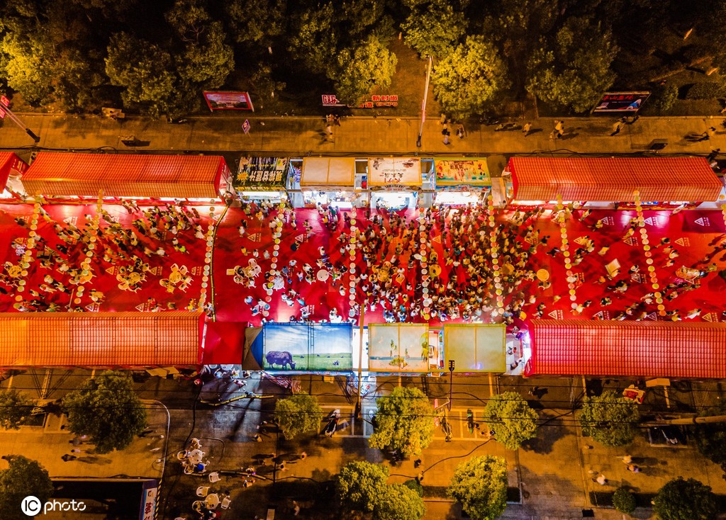 江西赣州游人如织 绚烂夜色多彩景迷人