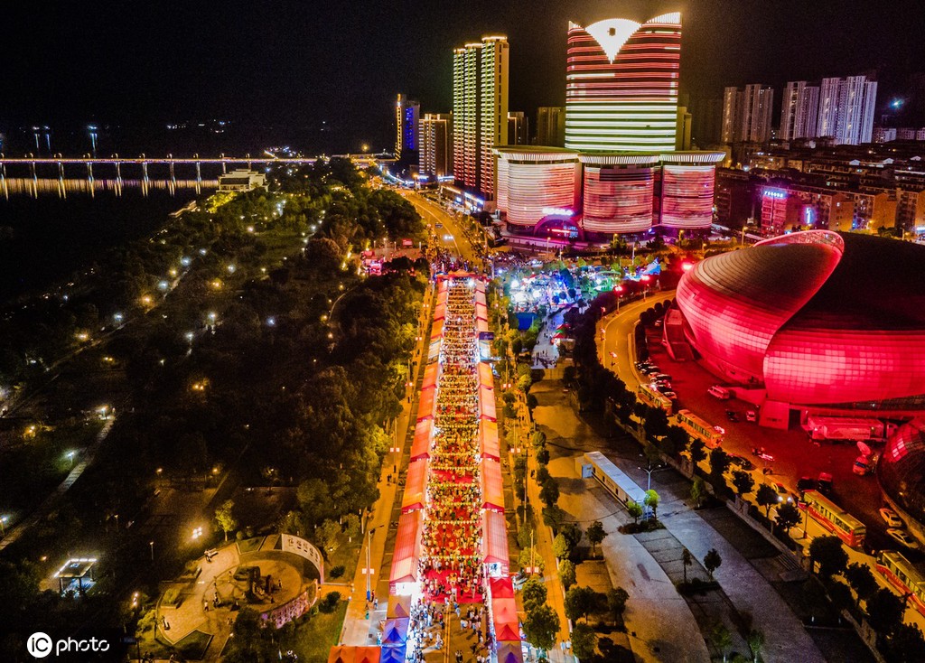 江西赣州游人如织 绚烂夜色多彩景迷人