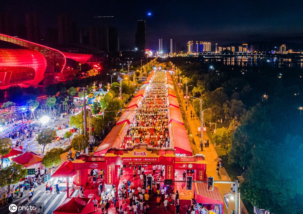 江西赣州游人如织 绚烂夜色多彩景迷人