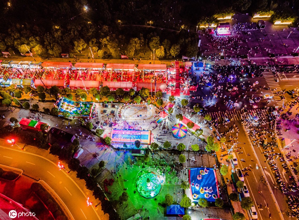 江西赣州游人如织 绚烂夜色多彩景迷人