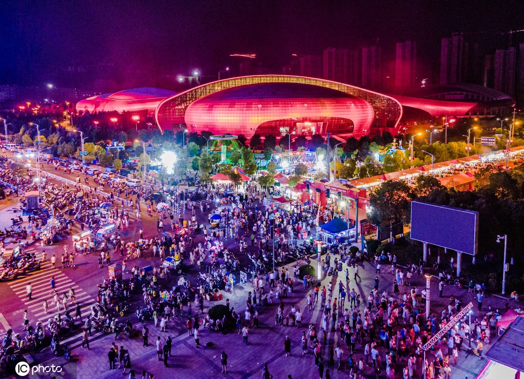 江西赣州游人如织 绚烂夜色多彩景迷人