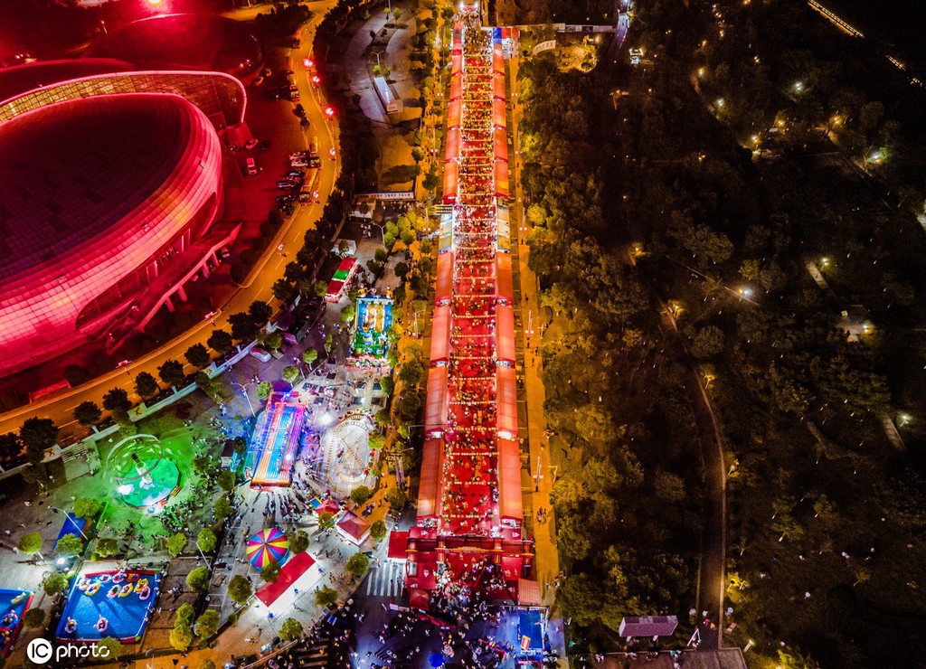 江西赣州游人如织 绚烂夜色多彩景迷人