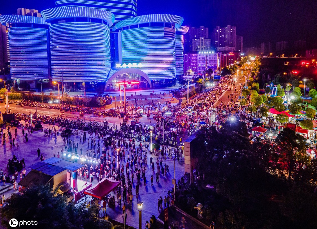 江西赣州游人如织 绚烂夜色多彩景迷人
