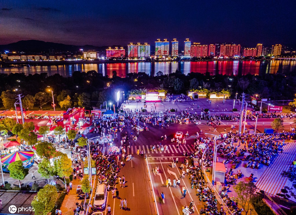 江西赣州游人如织 绚烂夜色多彩景迷人
