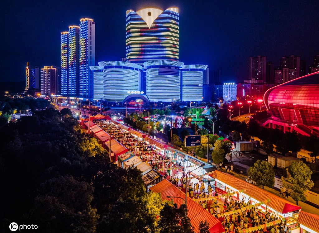 江西赣州游人如织 绚烂夜色多彩景迷人