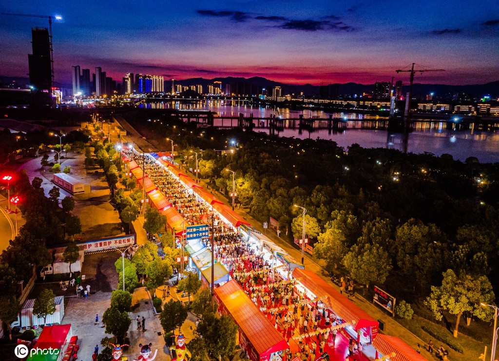 江西赣州游人如织 绚烂夜色多彩景迷人